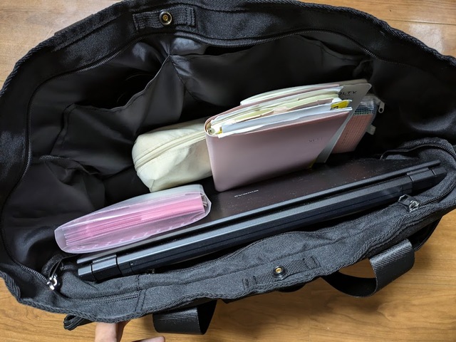 【ワークマン スプリットトートバッグ】ノートPCやコード類、手帳やポーチ2個も余裕で入ります