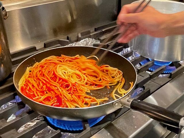【パーラー矢澤】パスタ全体にソースをあえれば、真っ赤なナポリタンのできあがり!