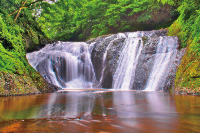 吊り橋を渡って辿り着く 白布広げたような生瀬滝