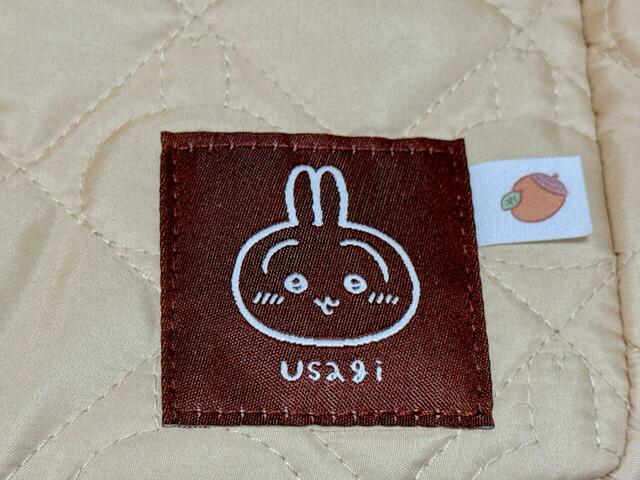 右下部にはうさぎの織りタグつき。シックなブラウンが大人可愛いポイント！