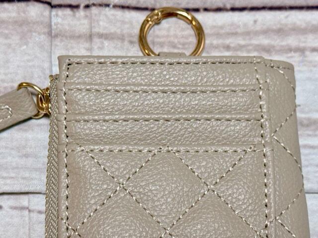 背面のカード入れは3つ。たくさん入れられて便利