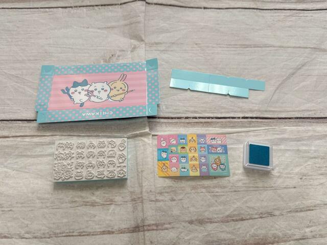 【ちいかわ スタンプブック】書籍のほか、ケースの材料、シール、スタンプ22個、インクパッドがセットになっています