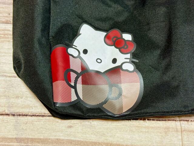 バッグの左下部にキティちゃんのアートプリント入り