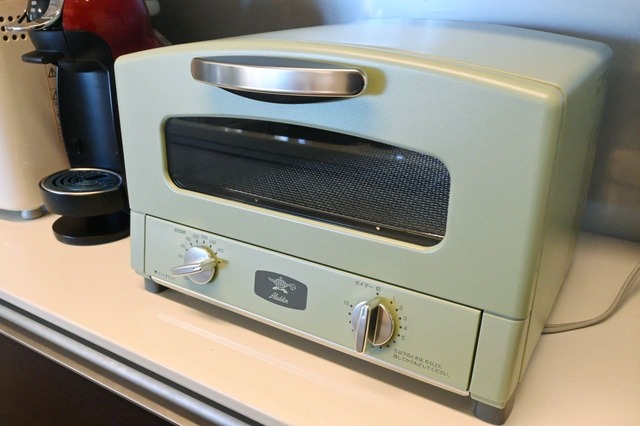 【アラジン グラファイト トースター（正直レビュー）】設置。キッチンにもよくなじむカラーです。