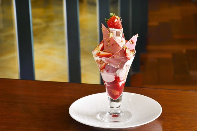 【箱根スイーツコレクション2025】箱根ホテル 富士屋ホテルレイクビューアネックス［レイクビューラウンジ イル ラーゴ］「ご褒美パフェ」3,500円　コーヒーまたは紅茶付（1日限定10食）