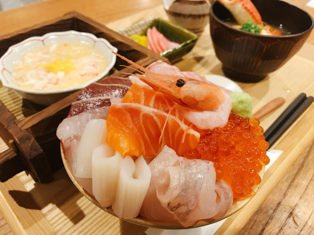 新鮮「お刺身盛り放題」! この海鮮丼ランチが超オトク - うまいめし