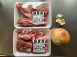 【簡単スペアリブとローストポテト】すりおろした玉ねぎ、にんにくにスペアリブを漬け込んで柔らかく