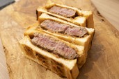 和牛肉のうにバターサンドイッチ