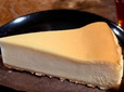 【タリーズコーヒー T's ベイクドチーズケーキ】コーヒーとの相性を考えて作られた、クリームチーズのなめらかな口あたりとコクを楽しめる一品