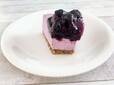 3層からなるブルーベリーレアチーズケーキ【スターバックス】ブルーベリーレアチーズケーキ（1ピース）店内飲食価格：495円（税込）