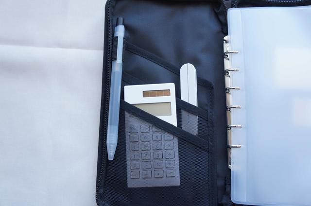 【無印良品のパスポートケース】電卓やハサミも入ります