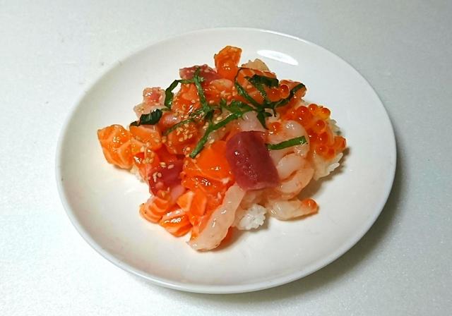 【カークランドシグネチャー　海鮮漬けちらし寿司　1P　1980円】酢飯に対して海鮮の量が多いのが特徴