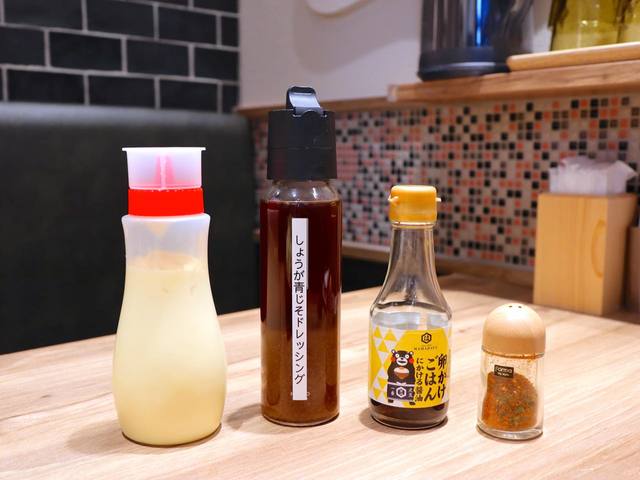 左からマヨネーズ、しょうが青しそドレッシング、卵かけご飯にかける醤油、七味
