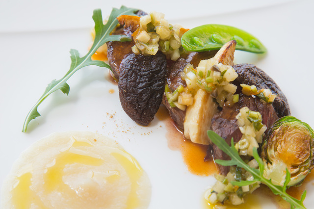 ベッラヴィスタ・ラウンジ 牛ランプのグリル ウドとセリのグリーンサルサ クミンの香るホワイトアスパラガスのピュレを添えて