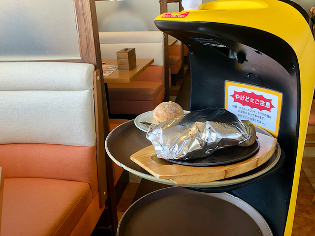 【ココス】ロボットが自動でテーブルまで料理を運んでくれます