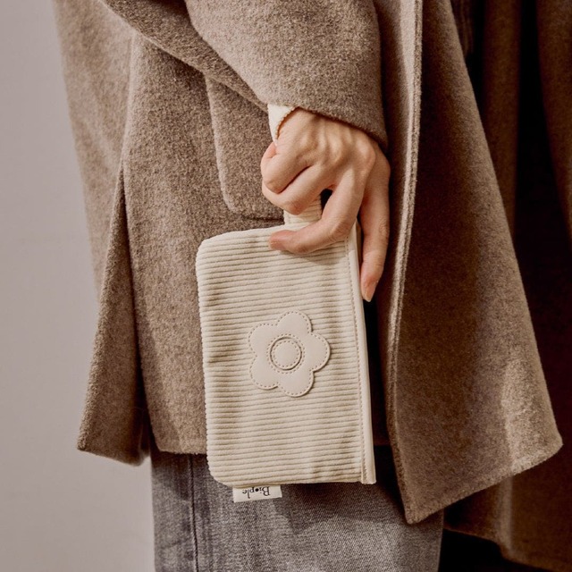 【MARY QUANT&Biople】ポーチにも、チャームにも。ミルクカラーがかわいいコーデュロイポーチS