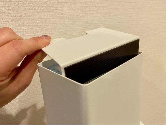 【山崎実業 tower　縦型ティッシュスタンド】ふたはマグネット式でしっかり閉まるので、ティッシュを補充してもふたが浮いたりズレたりすることもありません♪