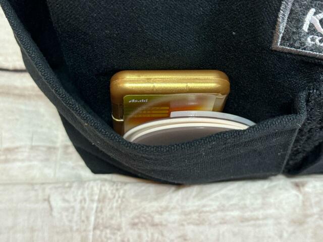 【カルディ コーヒーの日バッグ】外側のポケットにはミントタブレットやミラーなどすぐ取り出したいものが収納できて便利♪