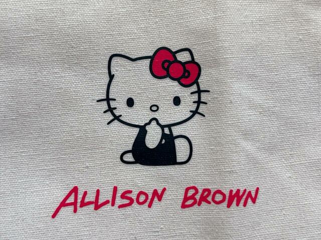 お座りポーズのキティちゃんがキュート！