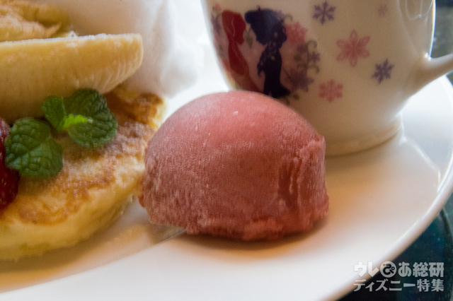 “アナとエルサのフローズンファンタジー” デザートセット スーベニアデミタスカップ付き（2,500円）｜ハイピリオン・ラウンジ｜ディズニーアンバサダーホテル