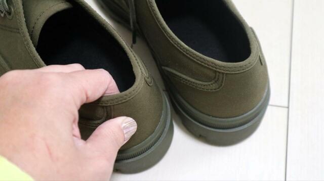 【無印良品　柔らかい中敷を使用した撥水タンクソールシューズ】かかとの部分がやや硬めなので、試着してサイズ感を確かめるのがおすすめです◎