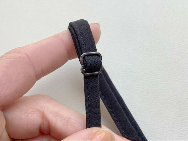 【GU フロントジップバブルヘムワンピース】アジャスター付きで、肩紐の長さを自由に調整できます◎