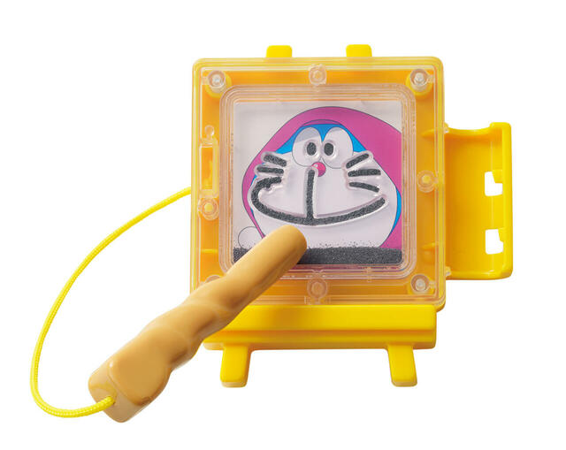 【ハッピーセット®「ドラえもん」】第2弾：磁石でお絵かき！にっこりドラえもん／内側に砂鉄が入っており、付属のステッキで砂鉄を運んで遊べます♪