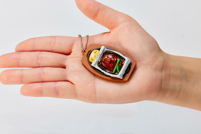 「濃厚ビーフシチューの包み焼きハンバーグ（ミニチュアチャーム）」＜サイズ：約H55mm×W33mm×D12mm＞【ココスの人気メニューが“カプセルトイ”に！本物そっくりな「ミニチュアチャームコレクション」発売】