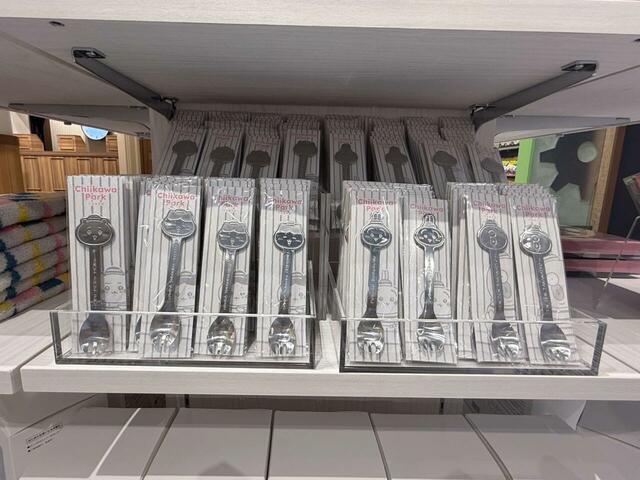 食器類も豊富。かわいいプラスチック製のカップも展開されています