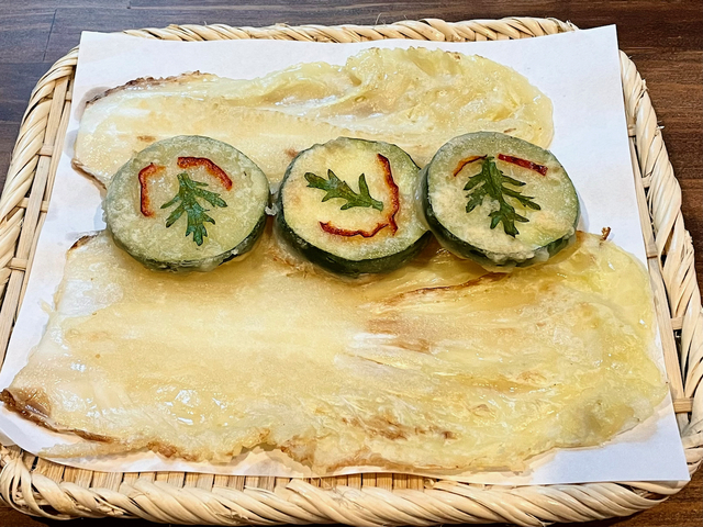 【釜めし 大統領】お祝いの席に出されるべチュジョンと、ズッキーニジョン。素朴な味わいが心にしみた