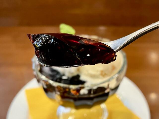 【喫茶 ミモザ】炭火で焙煎したコーヒーで作った、やや硬めで、苦味がおいしいコーヒーゼリー