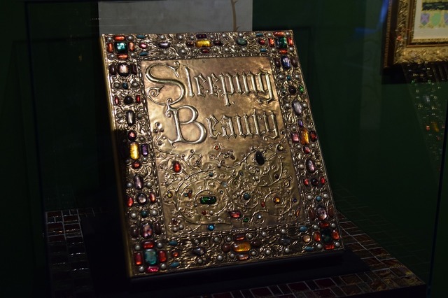 「眠れる森の美女」オープニング映像に使用された本