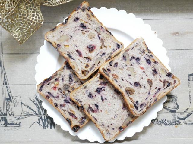 ほんのりシナモンが香る　フルーツ＆ナッツブレッド／258円（税込）