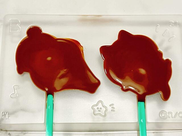 スティックを乗せて、さらにチョコを入れます。最後にトントンとして空気を抜きましょう