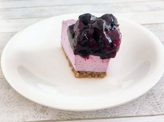 3層からなるブルーベリーレアチーズケーキ【スターバックス】ブルーベリーレアチーズケーキ（1ピース）店内飲食価格：495円（税込）