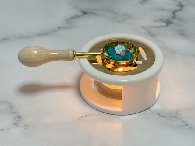 シーリングワックス炉にスプーンを置き、ワックスピルを溶かします