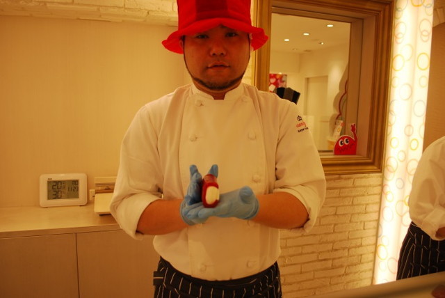 CANDY SHOW TIME：ライチキャンディーづくり・形を整えながら文字を作っていきます