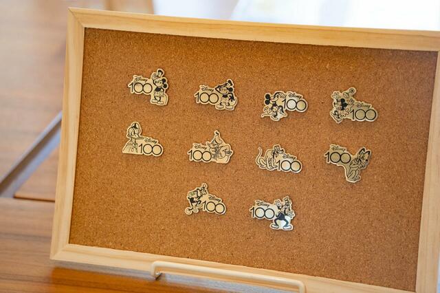 ピンバッジ｜880円｜銀座 伊東屋「ディズニー100周年」グッズ