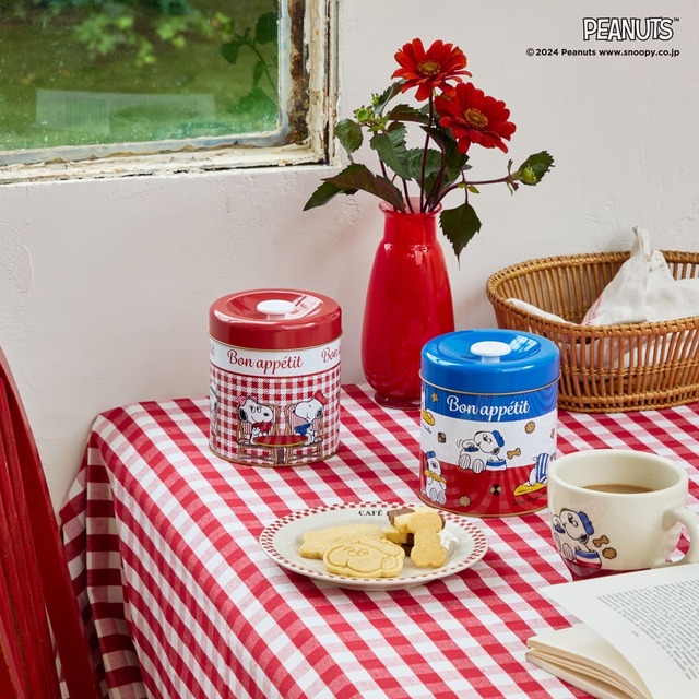 【PEANUTS×Afternoon Tea「PEANUTS in Paris」】カフェラテクッキーカン ¥2,376、クッキーカン ¥2,376、ラウンドプレート ¥1,760、マグカップ(370ml) ¥1,980