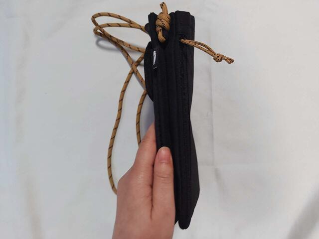 側面には背面ポケットあり