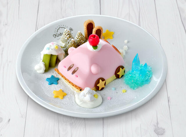 「ヘンケイ！くるまほおばりケーキ ～ホワイティホルンズ～」＜価格：2,178円(税込)＞【「カービィカフェ」にミルクやチーズを使ったHOTメニューが登場！冬限定グッズも見逃せないかわいさ♪】