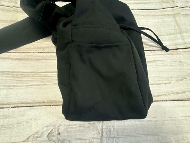 外側の両サイドにポケット付き！