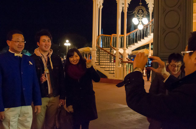 ワールドバザールでキャストとコミュニケーションする上西京一郎社長 ©Disney