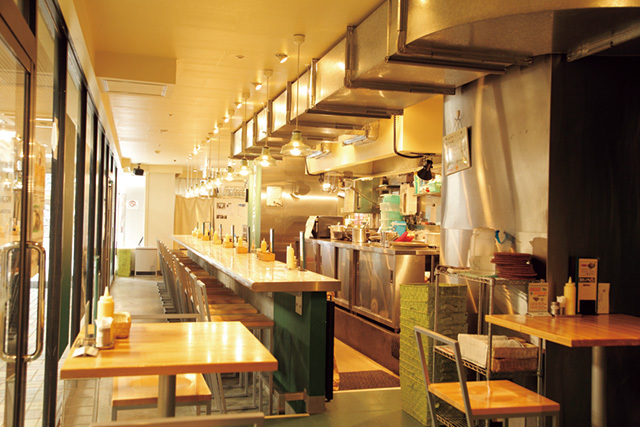 東京トンテキ（大通エリア）　内観　テーブル席とカウンター席があり、一人でも仲間とでも利用できる