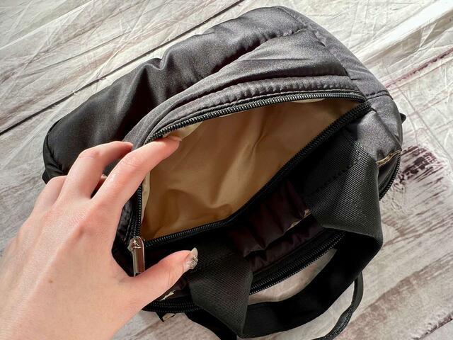 バッグを持ったときに自分の体側にポケットがあるのがうれしいポイント