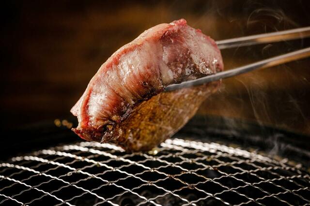 「厚さ20ミリの極厚牛タン」<期間:2025年3月3日〜>【厚さ20mm!極厚牛タンを好きなだけ!極上食べ放題が楽しめる“話題の焼肉店”が上野アメ横にオープン!】