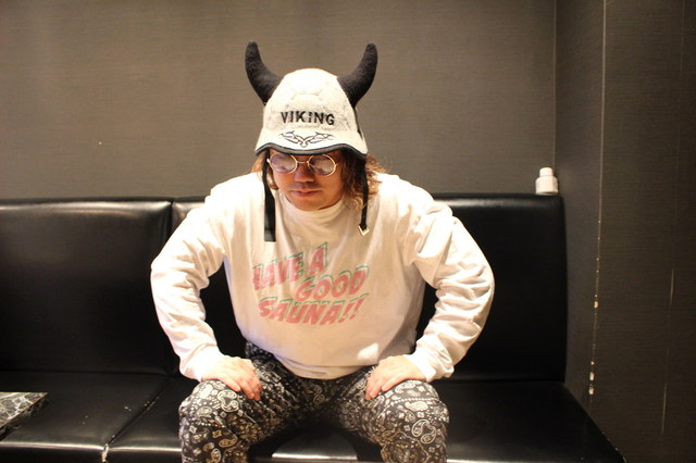 フィンランドのサウナの我慢大会の公式フォーム。足開いて、楽に座って手は内側わきを開くことで、締め付けていない。