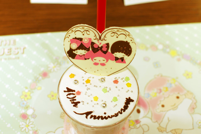 キキ＆ララ・マイメロディ40thアニバーサリーカフェ／少し大人な味わい・ストロベリーチョコスムージー（黒点はハート）