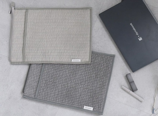 【ボンマモン「すっきりスリムな ヌビ風 PCケース」】価格：¥2,310、カラー：ライトグレー、チャコールグレー