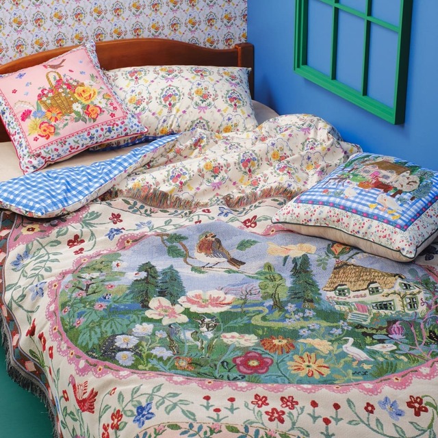 【Afternoon Tea LIVING】ベッドセット ￥16,500、クッション(ピンク/ブルー) 各￥4,950、マルチファブリック ￥8,800